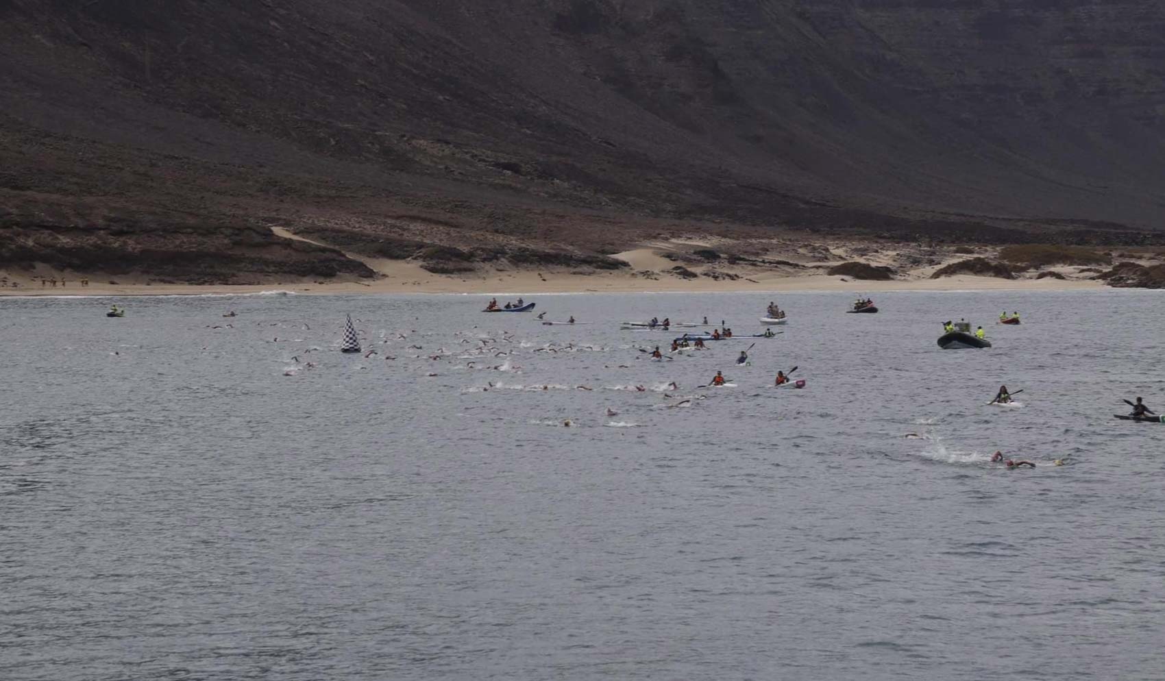 Imagen 3 de la galería de Travesía a Nado El Río en Lanzarote