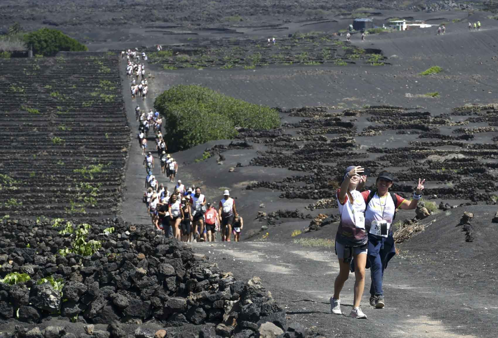 Deportistas participando en una prueba popular al aire libre en Lanzarote